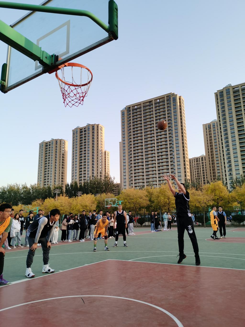 尼斯队在比赛中奋力拼搏取得胜利